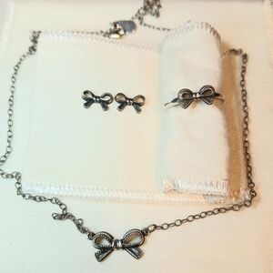 James Avery Retired Petite Bow Set,  ring size 7 OR 8.25